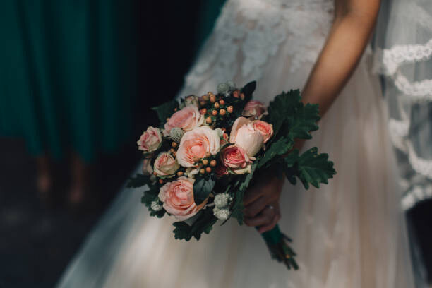 Canvas Print Beautiful bouquet of roses and oak leaves.