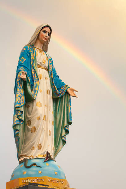 Canvas Print Beautiful rainbow ove statue of Virgin