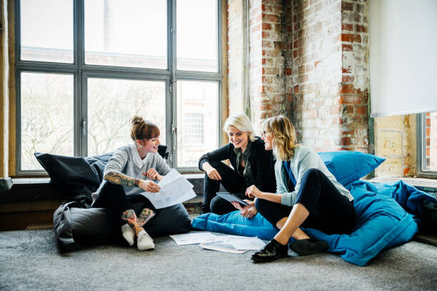 Canvas Print Businesswomen talking during an informal meeting