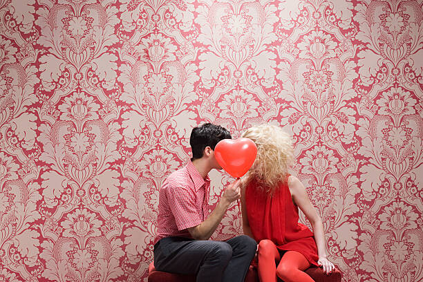 Canvas Print Couple behind heart shaped balloon