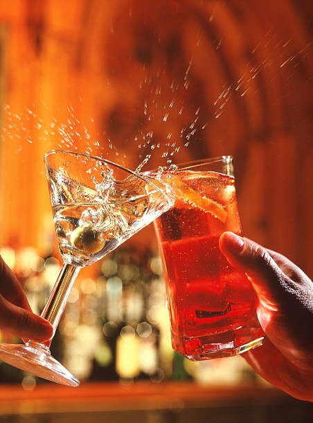 Canvas Print Couple clinking glasses, spilling drink, close-up