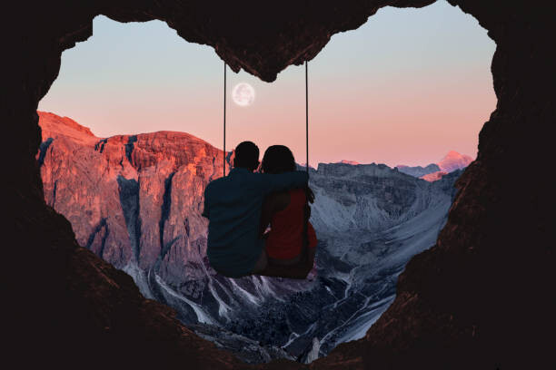 Canvas Print Couple on swing contemplating the mountains