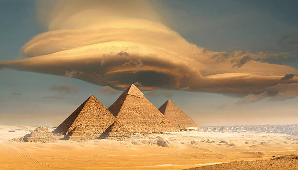 Canvas Print Dramatic storm cloud above pyramids, Giza, Egypt