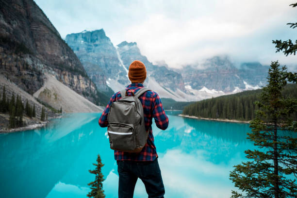 Canvas Print Enjoying a scenic mountain view.