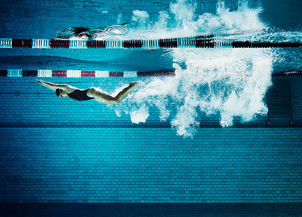 Canvas Print Female swimmer underwater in pool