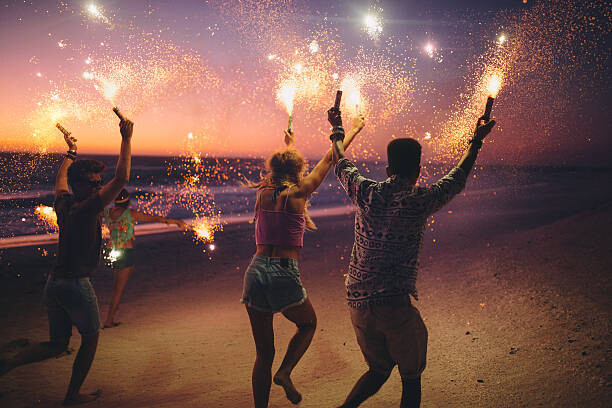 Canvas Print Friends running on a beach with fireworks