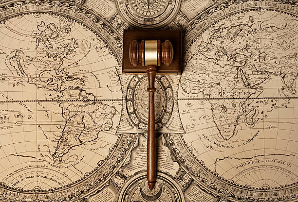 Canvas Print Gavel on old world map