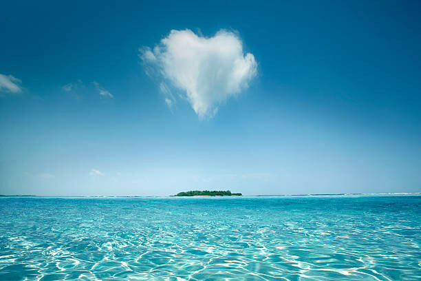Canvas Print Heart shaped cloud over tropical waters