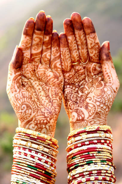 Canvas Print Indian bride hands with henna tattoo