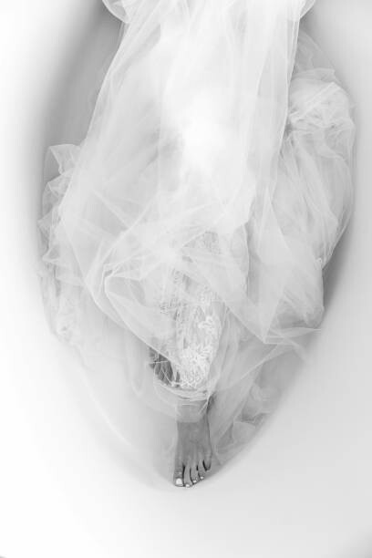 Canvas Print Melting female body in white dress in the bath