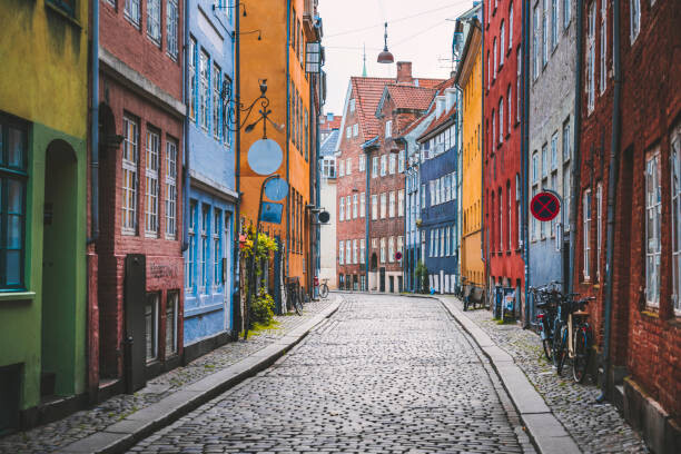 Canvas Print Narrow cobblestone alley with colorful houses