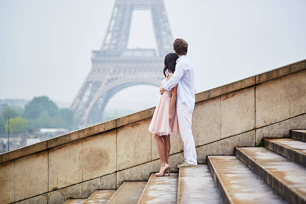 Canvas Print Romantic couple together in Paris