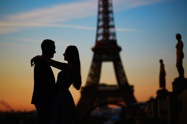Canvas Print Silhouettes of romantic couple near the