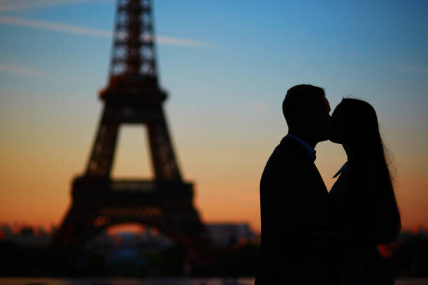 Canvas Print Silhouettes of romantic couple near the