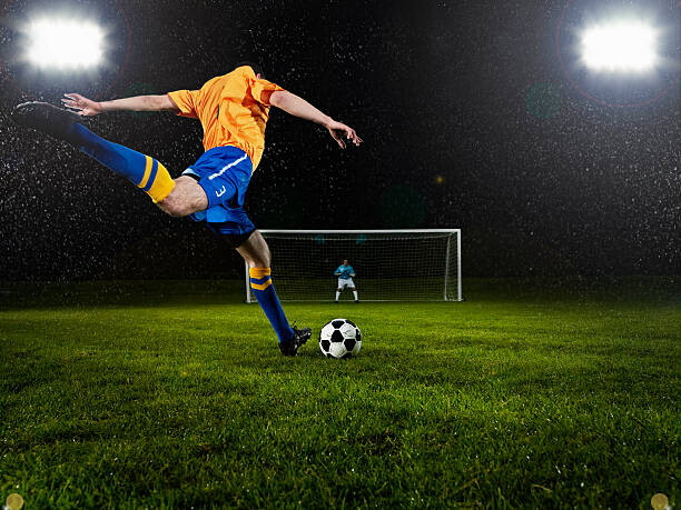 Canvas Print Soccer player about to strike penalty kick