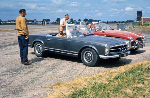 Canvas Print Stirling Moss and Rob Walker 230sl at Silverstone, 1960