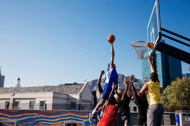 Canvas Print Tall player floating in to score a basket