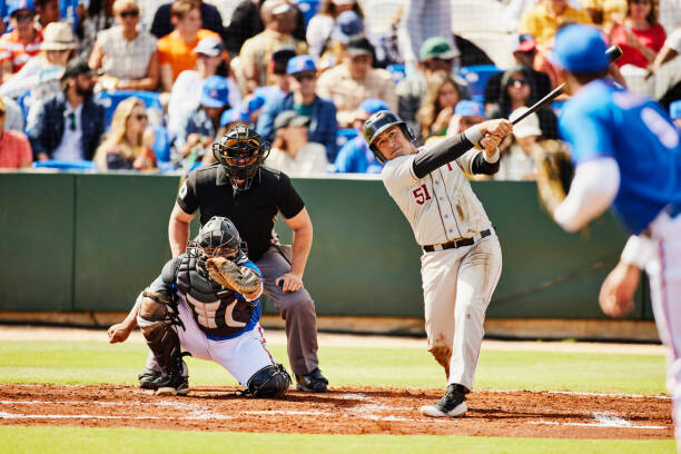 Canvas Print Wide shot batter watching hit during