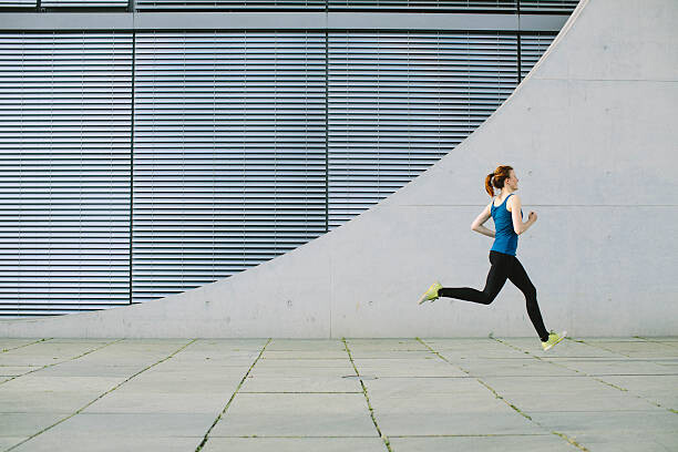 Canvas Print Woman running in front of a building