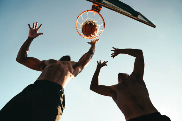 Canvas Print Young athletic boys playing basketball, throwing