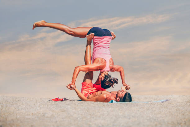 Canvas Print Young sporty couple practicing acroyoga exercises