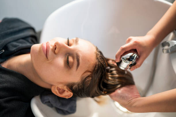 Canvas Print Young women customer washing her hair