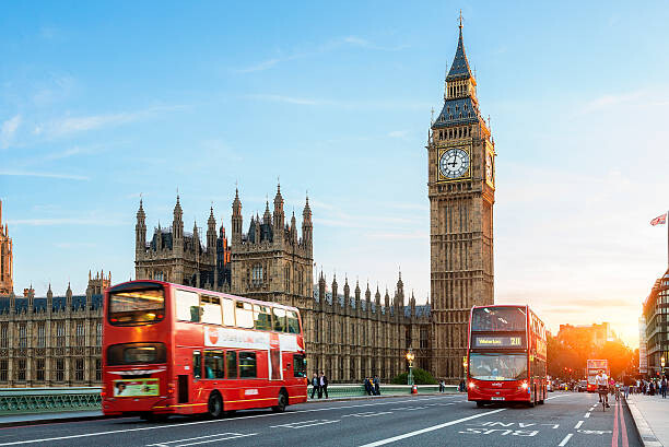 Canvas-taulu London Big Ben and traffic on Westminster Bridge