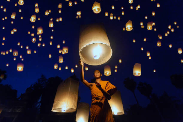 Canvas-taulu Buddhist Monk releasing lanterns into sky