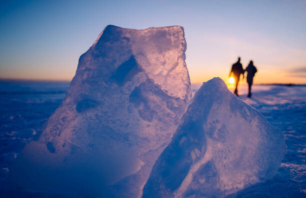 Canvas-taulu Couple walking behind blocks of ice