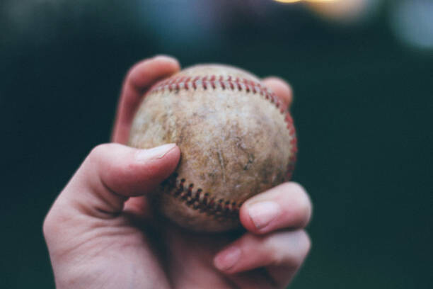 Canvas-taulu Hand holding baseball