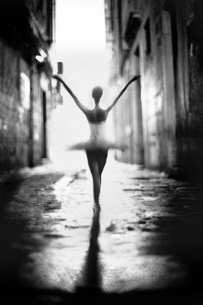 Αυτοκόλλητο classical dancer dancing at the city