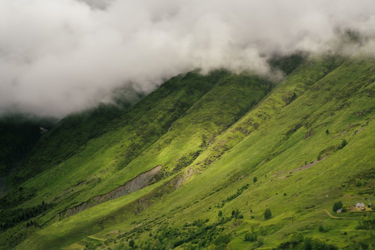 Papel de parede Clouds over the green valley