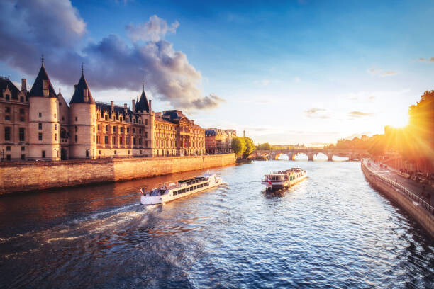Μπλουζάκι Dramatic sunset over river Seine in