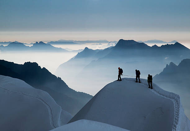 T-shirt Climbing team on a snowy ridge