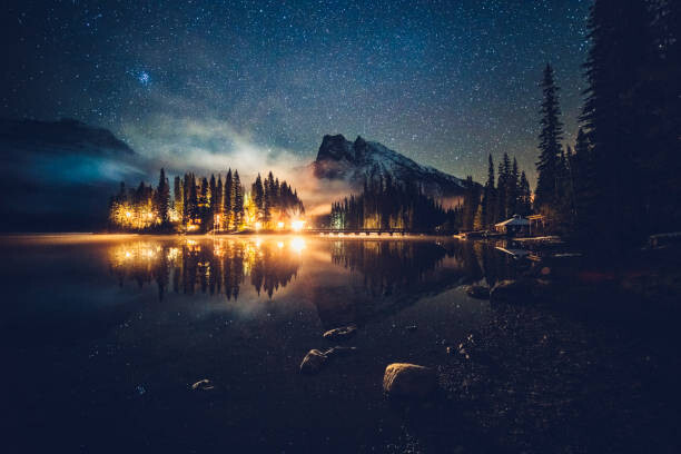 T-shirt Emerald lake with illuminated cottage under