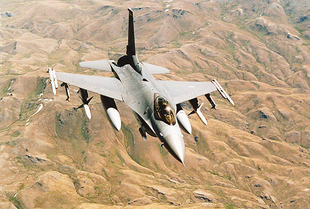 Canvas Print General Dynamics F-16 Falcon in flight over desert
