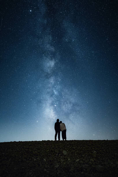 Juliste Embraced romantic couple enjoying a starry