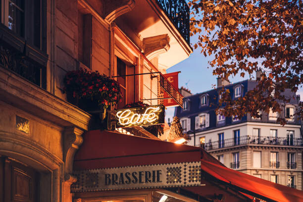 Juliste Parisian cafe at twilight