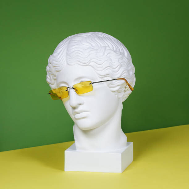 Juliste Plaster head with yellow sunglasses