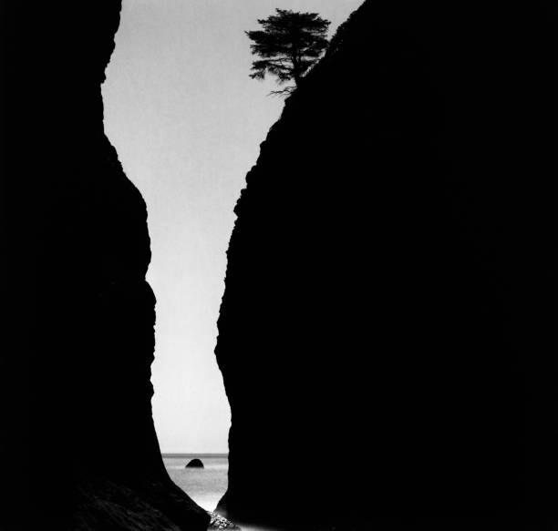 Juliste The ocean seen through a crevice in shadowed cliff