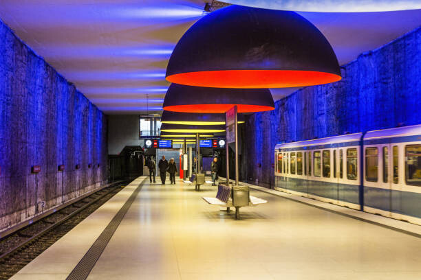 Juliste Westfriedhof Metro Station, the platform