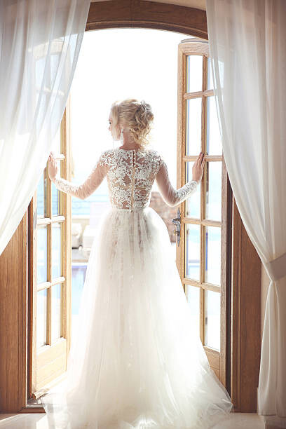 Juliste Young bride in gorgeous wedding dress