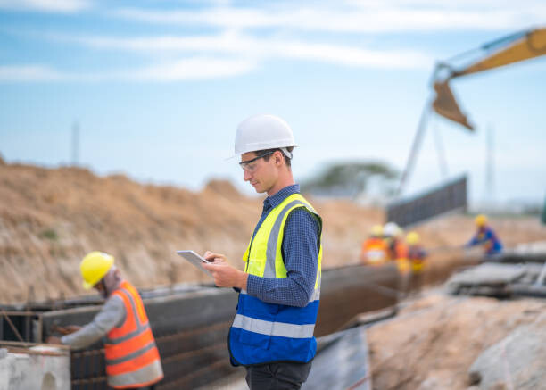 Camisola Male engineer or technician and tablet