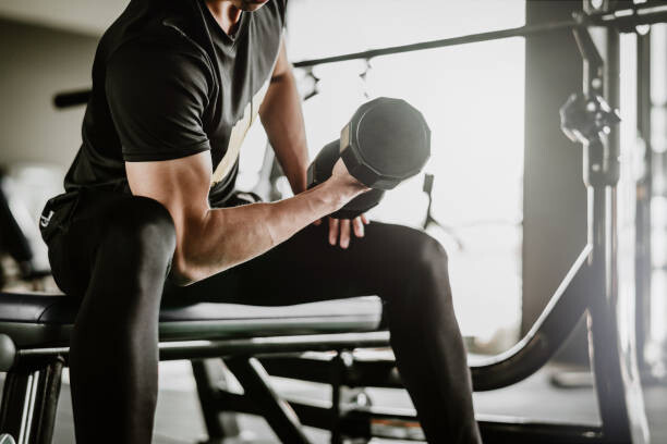 Плакат man doing concentration curls exercise working