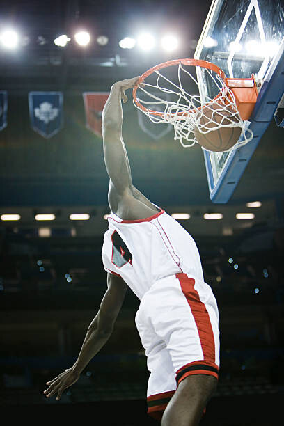 Murais de parede Basketball player slam dunking basketball