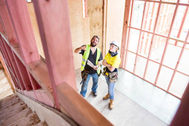 Murais de parede male and female construction workers discuss