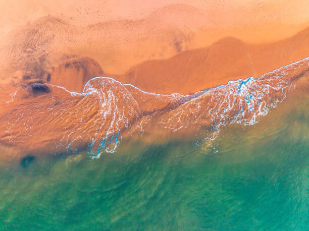 Αυτοκόλλητο Ocean waves breaking on white sand