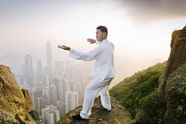 Plakat Man practicing Tai Chi infront of skyline