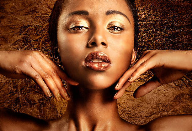 Plakat Portrait of a woman with bronze and gold makeup