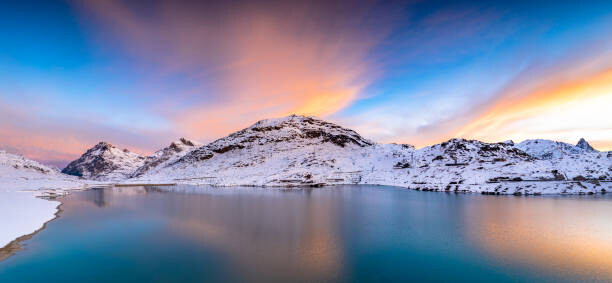 Poster Winter sunrise over the frozen lake